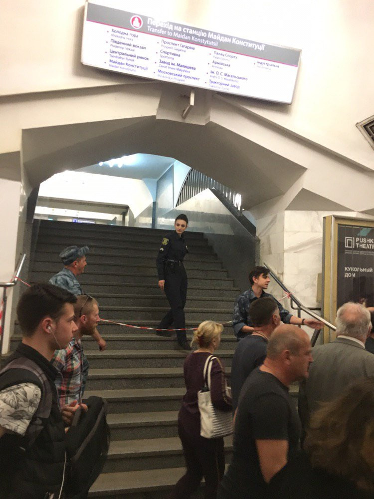 На станции метро “Площадь Конституции” ищут бомбу