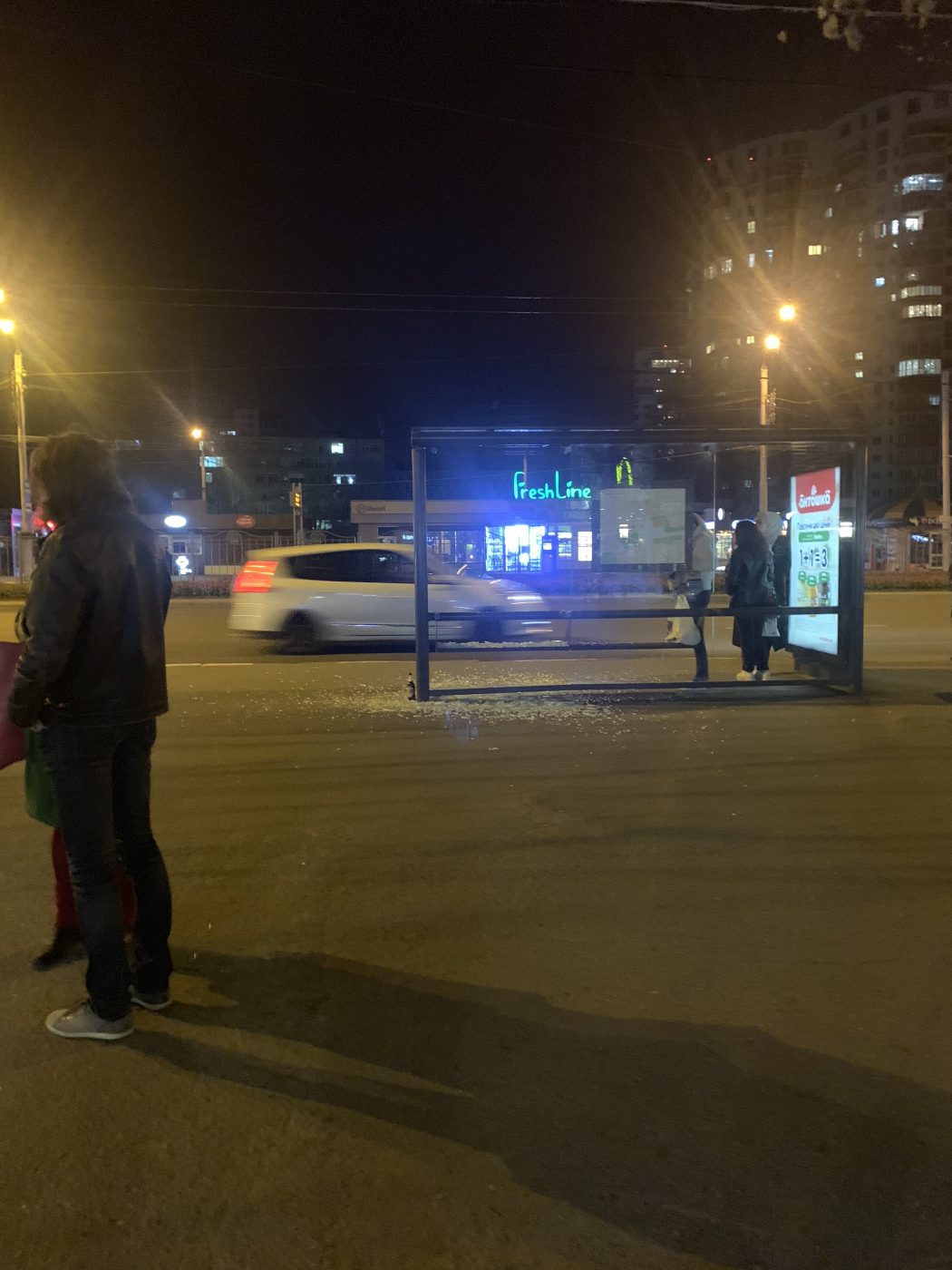 В центре Харькова внедорожник въехал в остановку (фото, видео)