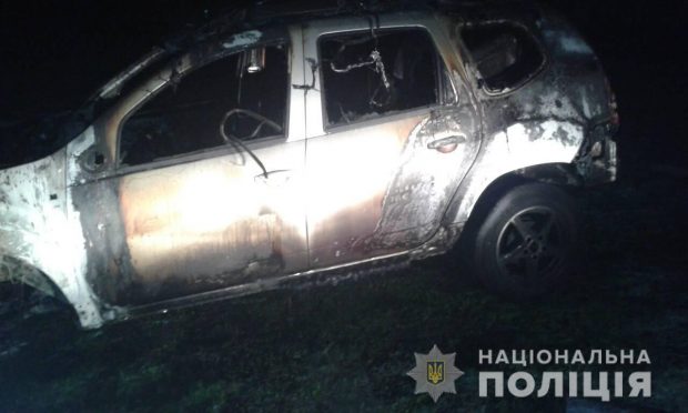 Под Харьковом у мужчины ночью сгорело сразу два авто