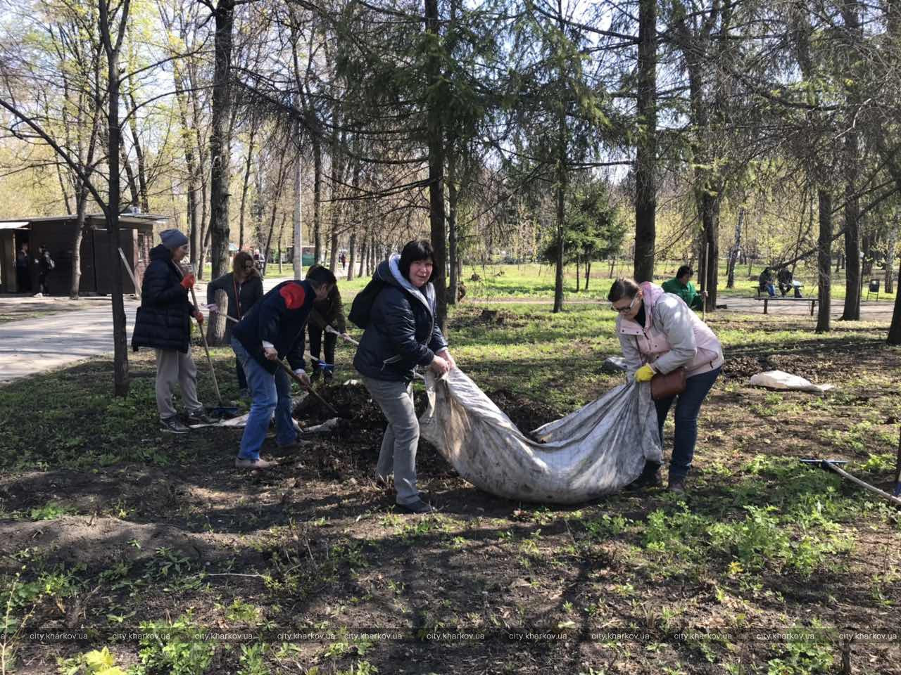 В районах города прошли субботники