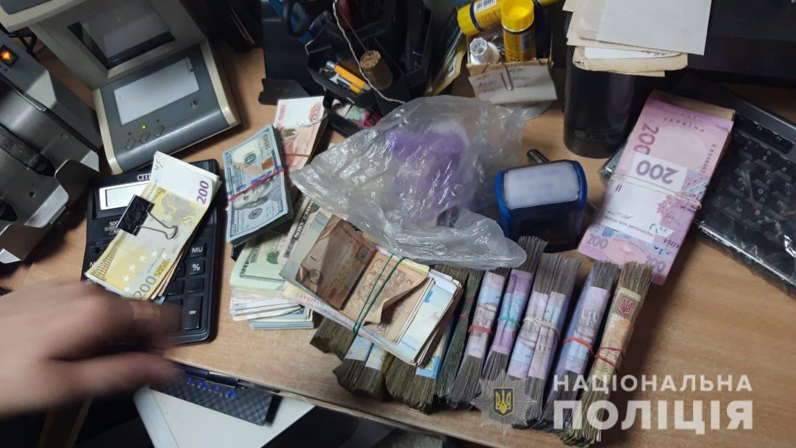 На Харьковщине через пункты обмена сбывались фальшивые деньги