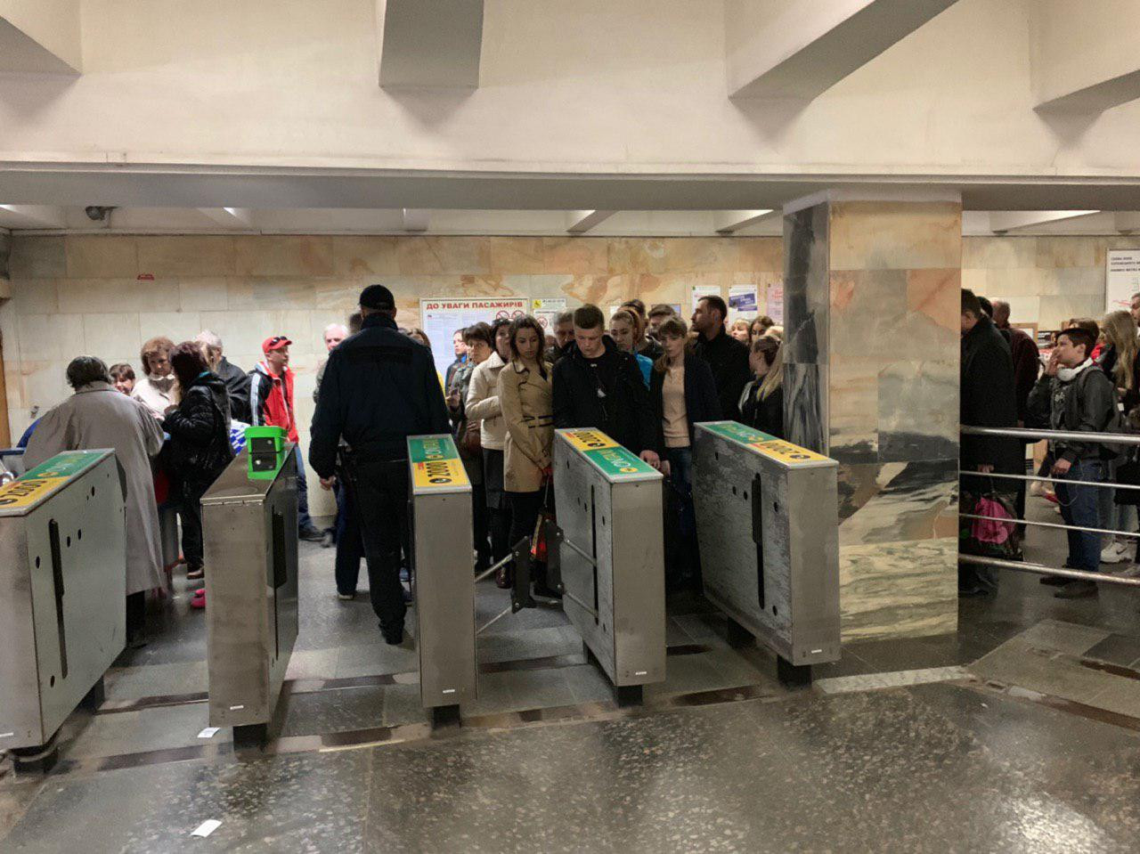 В метро на ХТЗ образовались очереди из-за сломанного турникета