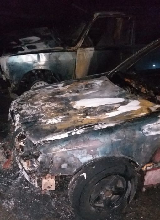 В Харькове во дворе 16-этажки горели три автомобиля