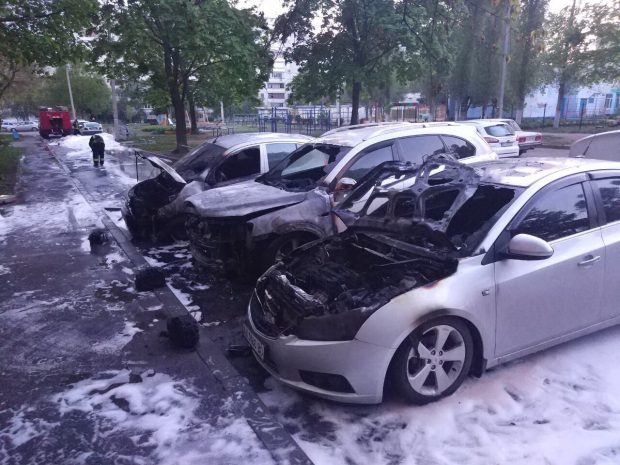 В Харькове во дворе многоэтажки сгорели три машины