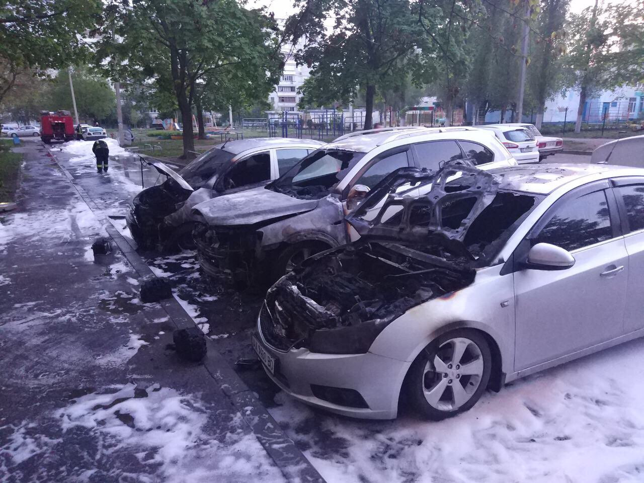 В Харькове во дворе многоэтажки сгорели три машины (фото)