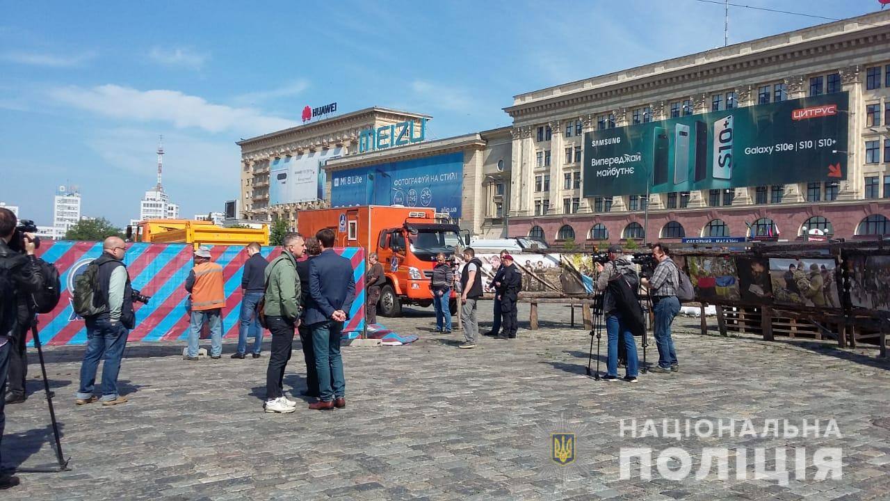 Мэрия Харькова назвала волонтерскую палатку на площади Свободы «незаконным объектом»