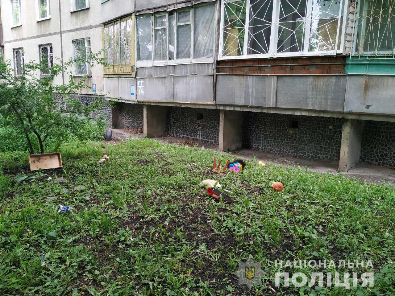 Ребенка, который выпал из окна на Салтовке, спас прохожий