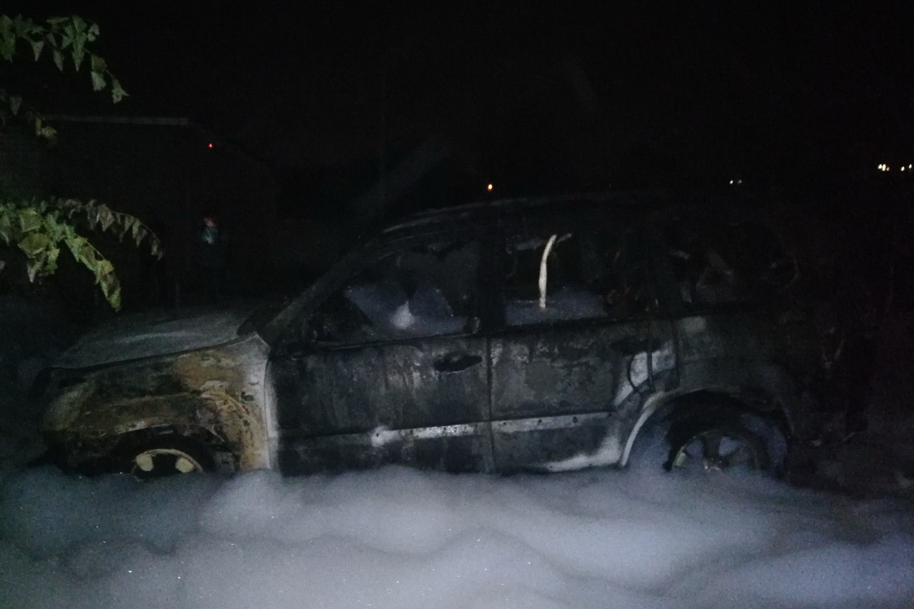 В Харькове во дворе жилого дома сгорела Toyota Land Cruiser Prado