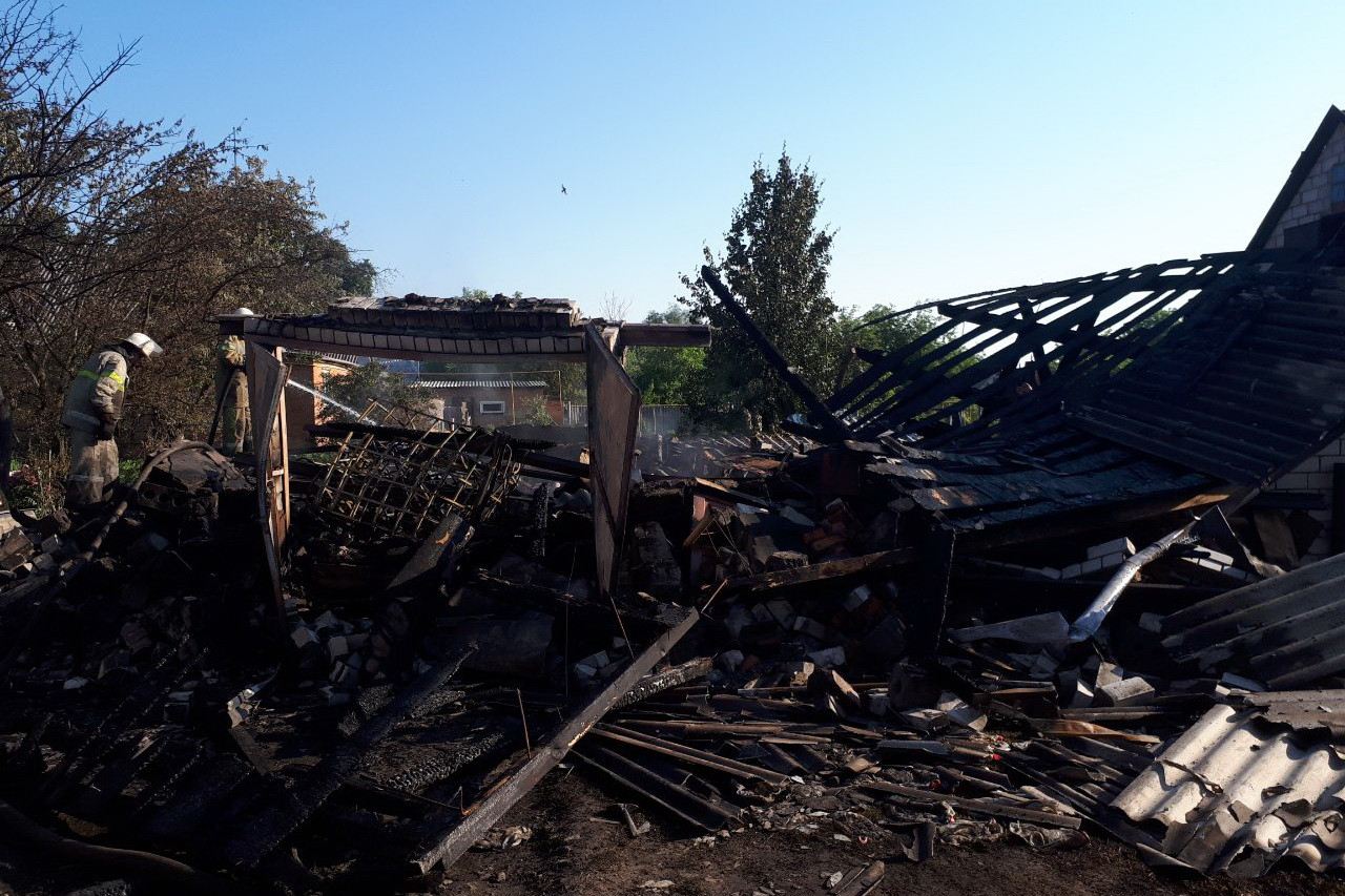 Под Харьковом во дворе частного дома загорелось топливо: произошел взрыв