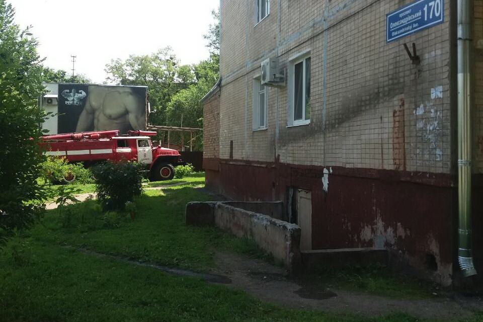 В доме на ХТЗ горела квартира: эвакуировали 10 человек
