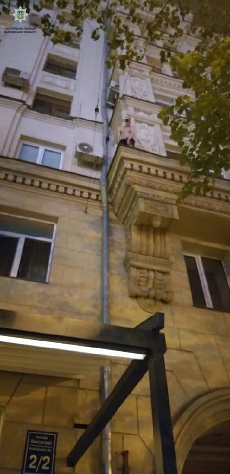 В центре Харькова мужчину сняли с карниза многоэтажки