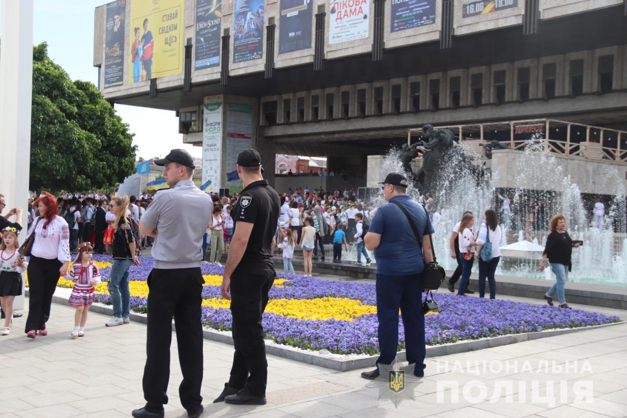 На “Праздник вышиванки” в центре Харькова собралось более 2 тысяч человек