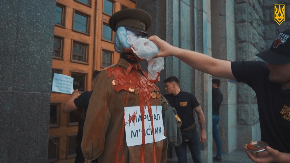 “Нацкорпус” принес к горсовету Харькова чучело маршала Жукова (видео)