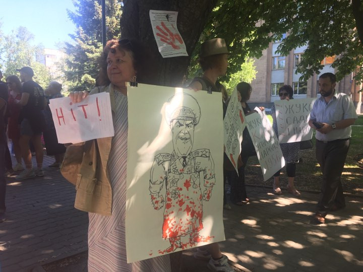 Возле памятника Жукову произошла потасовка (видео)