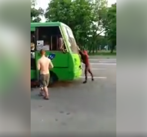 Кернес просит помочь отыскать подростков, которые громили маршрутку