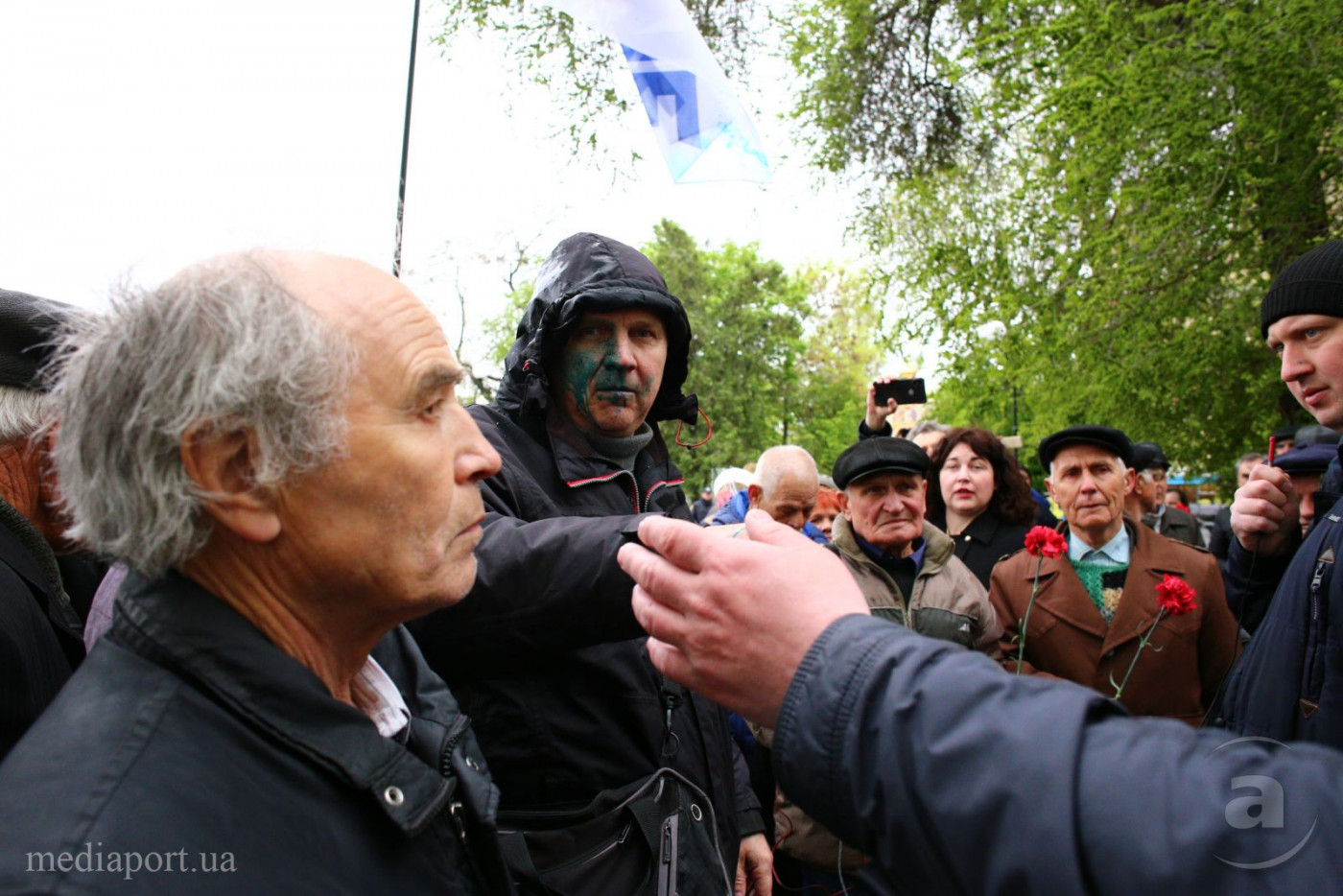 Лидера «Трудовой Харьковщины» облили зеленкой на первомайской акции (видео)