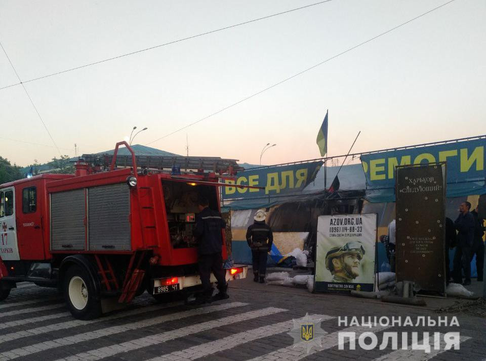 Пожар в волонтерской палатке на площади Свободы полиция расследуют как поджог