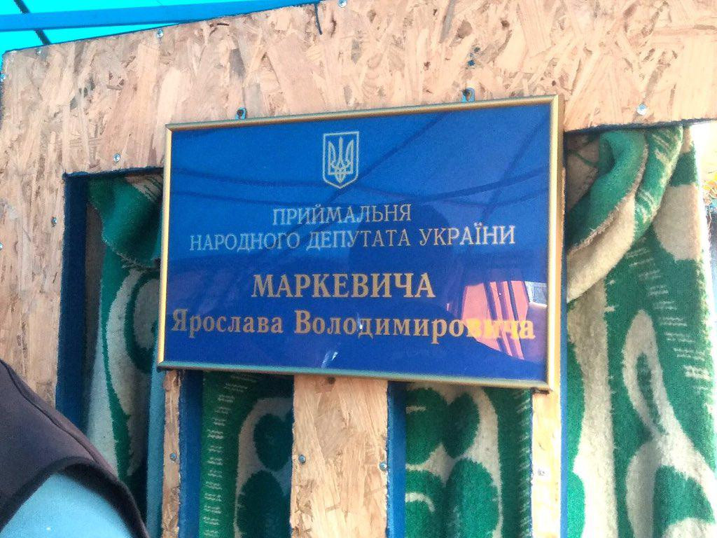 Волонтёрская палатка на площади Свободы стала приемной народного депутата