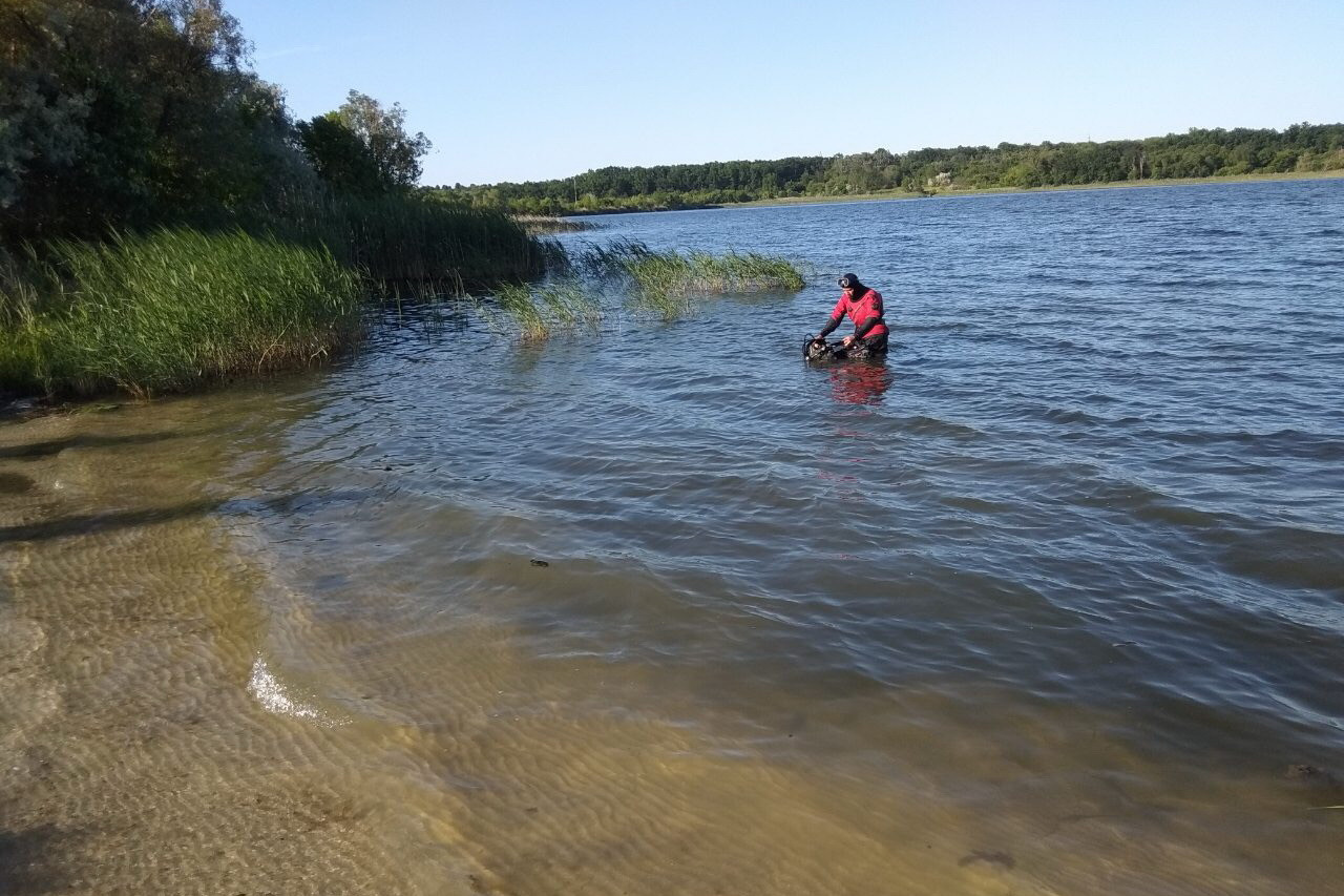 Под Харьковом спасатели извлекли из воды утопленника