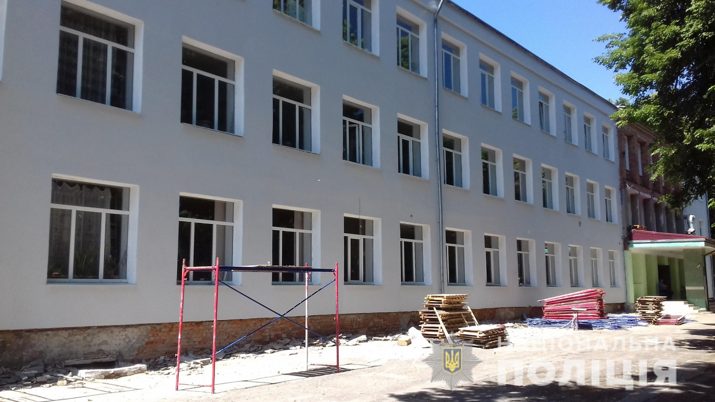 В Харьковской области мужчина упал с крыши школы