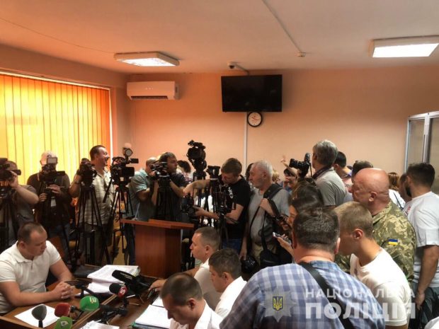 По факту нападения на видеооператора на территории ТЦ «Барабашово» троим мужчинам сообщено о подозрении