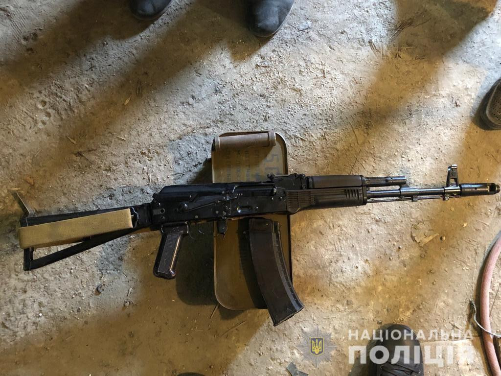 Харьковчанин хранил у себя в гараже более четырех тысяч патронов и автомат