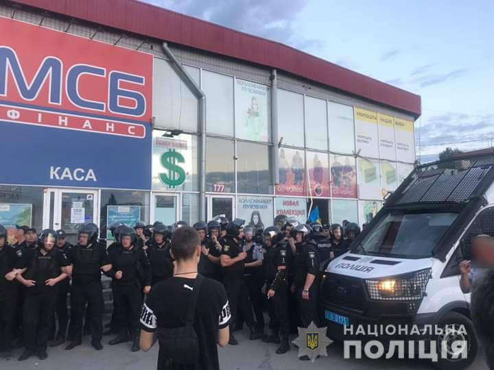 “Нацкорпус” подтвердил свое участие в конфликте на “Барабашово”, – администрация ТЦ (видео)