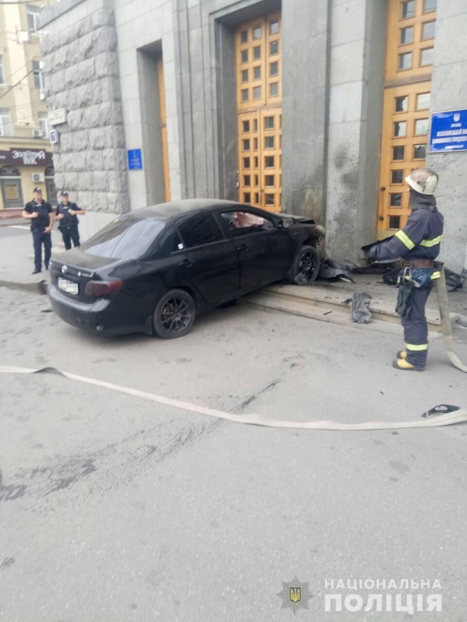 На водителя, который въехал в здание городского совета, открыли уголовное дело (видео)