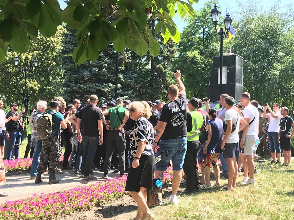 Активисты сорвали возложение цветов к снесенному бюсту Жукова