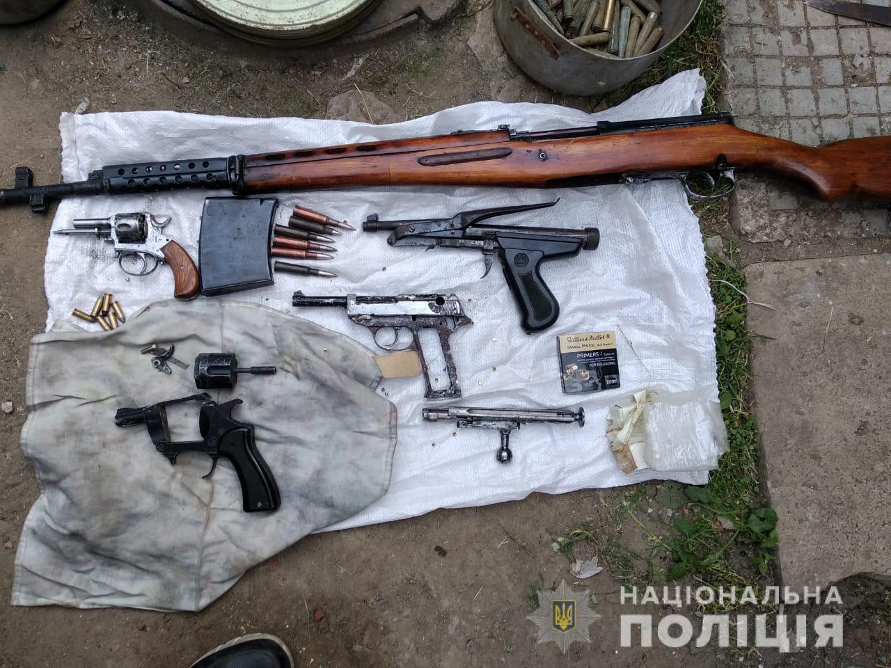 В Харькове пенсионер торговал оружием (видео)
