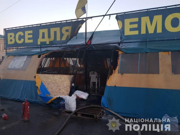 Харьковская полиция установила причастного к поджогу волонтерской палатки на площади Свободы
