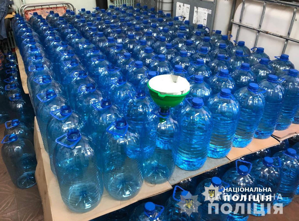 В Харькове два брата тоннами продавали произведенный в своем цеху алкоголь