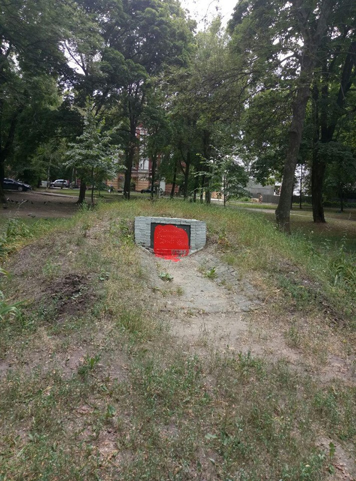 В Харькове вандалы повредили памятник УПА