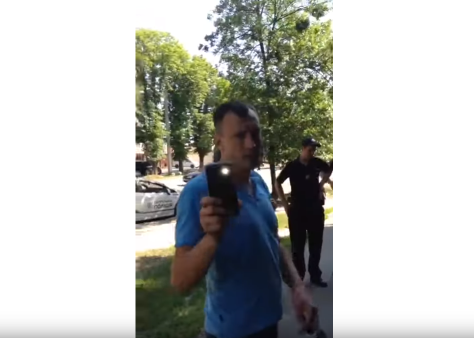 В Харькове сотрудник военкомата разбил мужчине телефон – соцсети (видео)