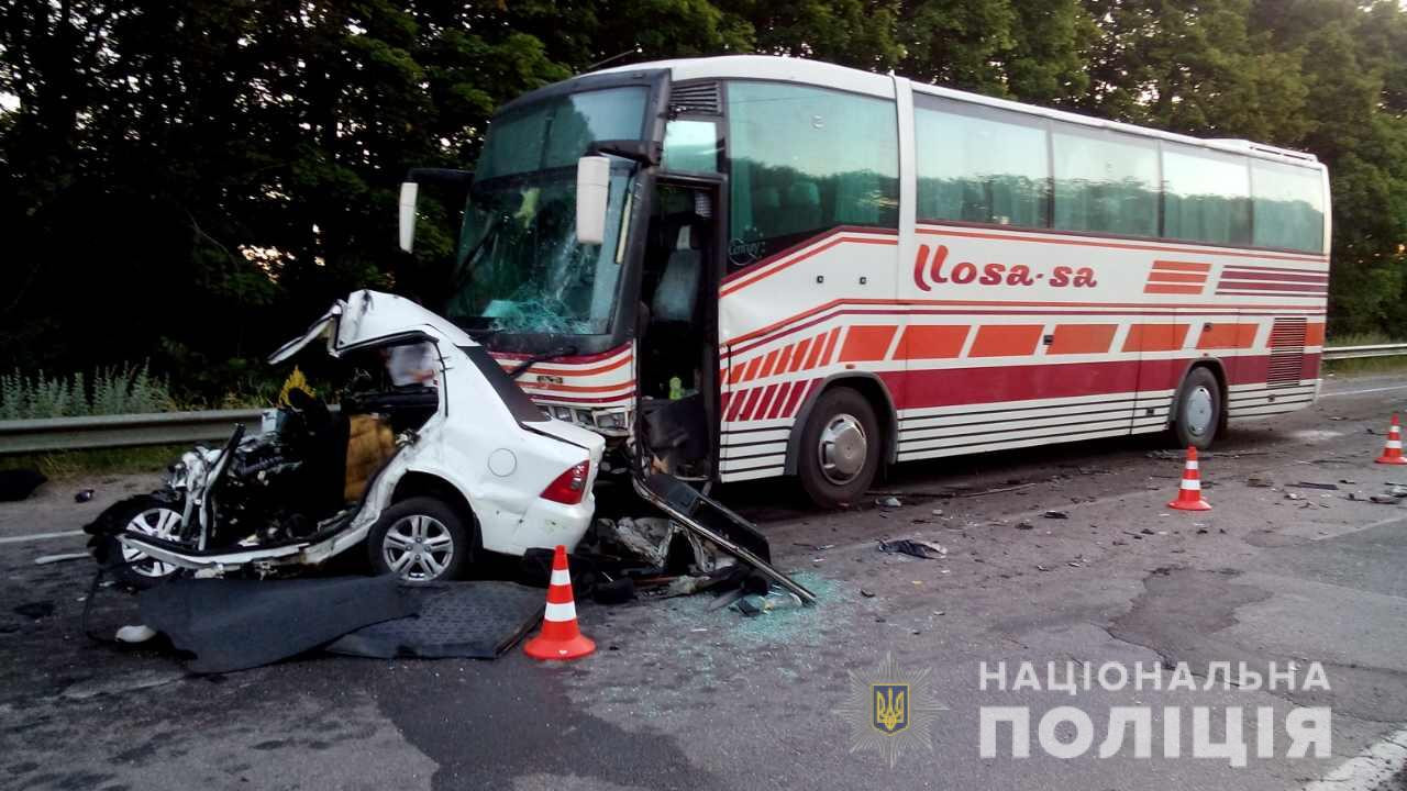 Под Харьковом столкнулись легковой автомобиль и рейсовый автобус