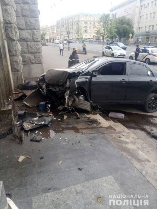В Харькове водитель автомобиля въехал в здание мэрии