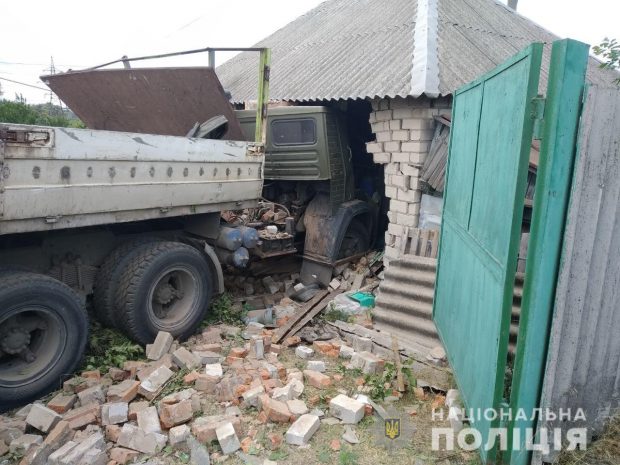 Водитель грузовика въехал в жилой дом на Харьковщине