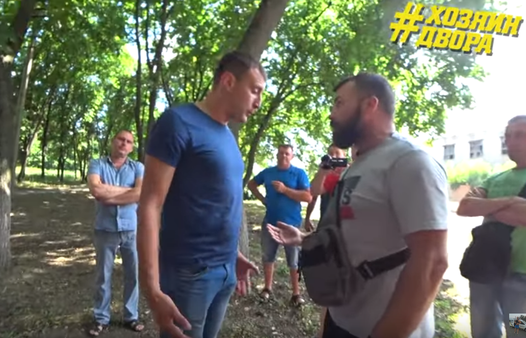 “Я не мальчик маленький, которых ты привык обижать!”: в Харькове блогеры жестко пообщались с сотрудниками военкомата (видео)