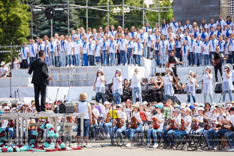 На площади Свободы одновременно выступили 4 тысячи детей
