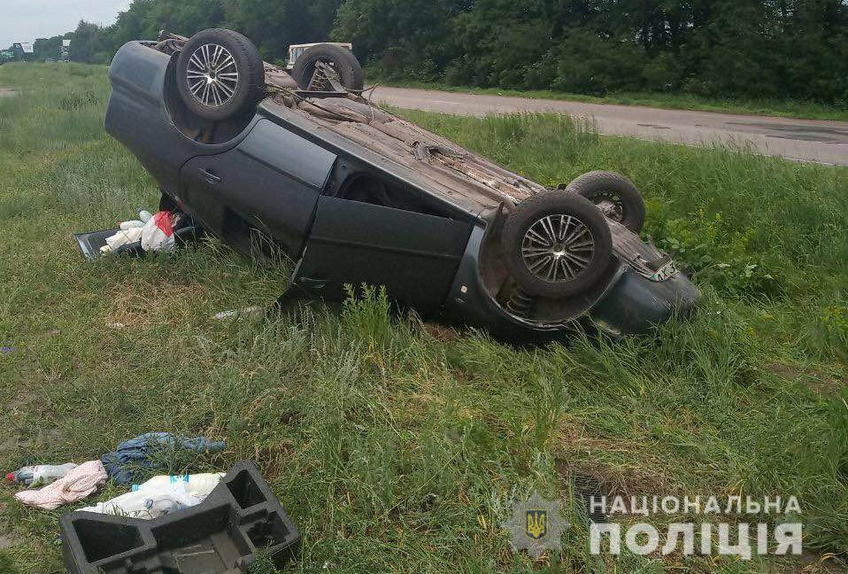 Под Харьковом перевернулся автомобиль