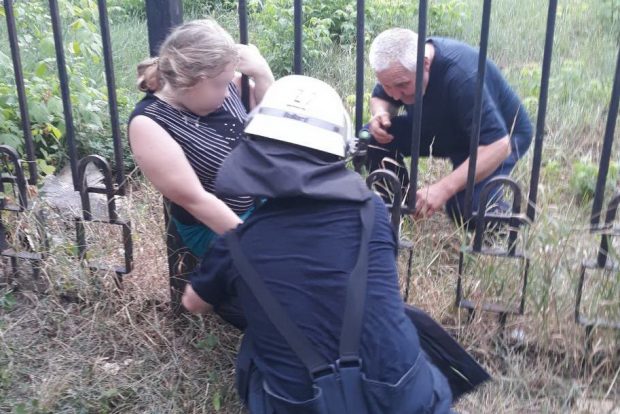 В Харькове спасатели помогли девушке выбраться из металлической ловушки