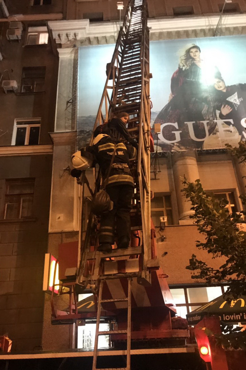 В центре Харькова две несовершеннолетние девушки не могли спустится с крыши ТЦ