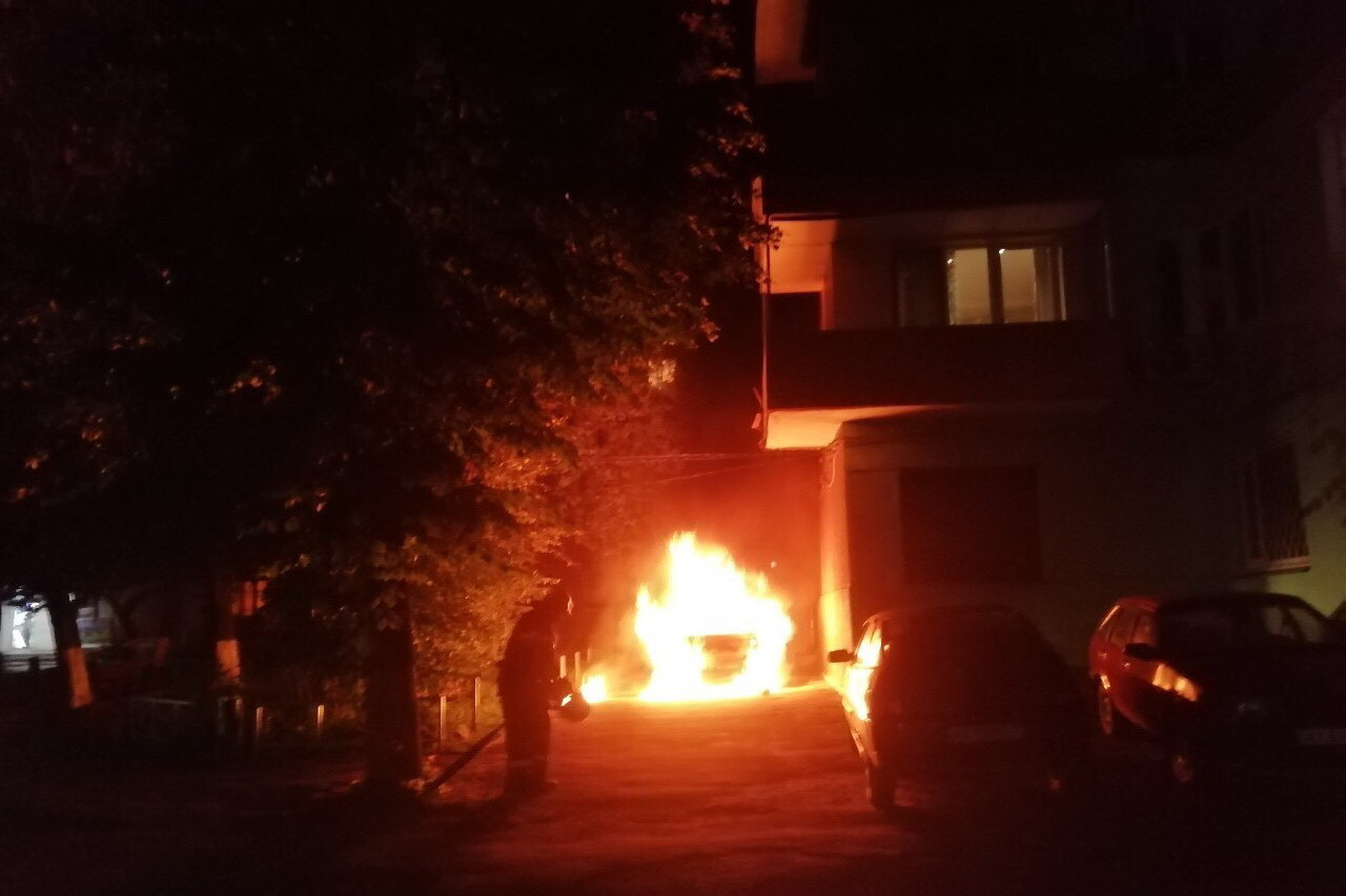 В Харькове пламя от горящего автомобиля повредило балкон дома