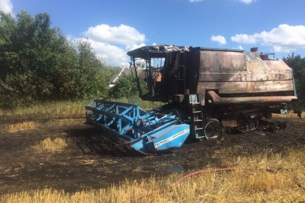 В Харьковской области на поле сгорел комбайн