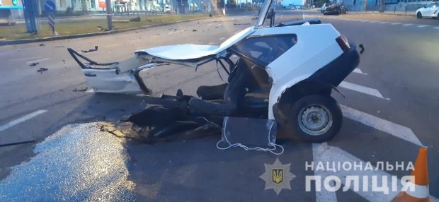 На Московском проспекте в результате автокатастрофы "девятку" разорвало на части