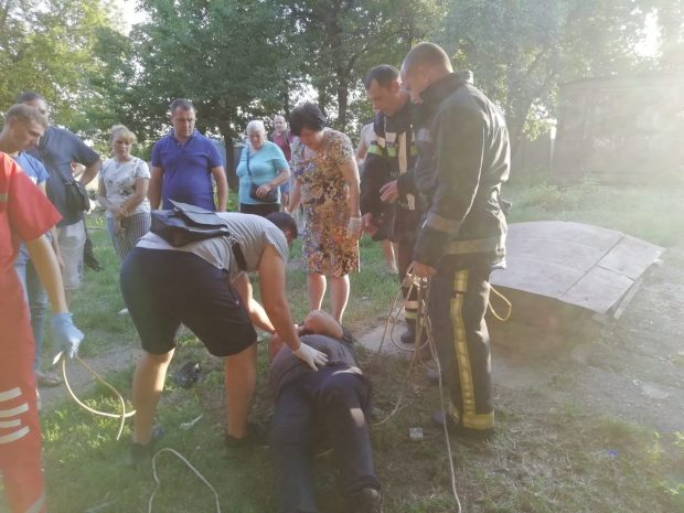 В Харькове двое мужчин в погребе упали в обморок от запаха краски