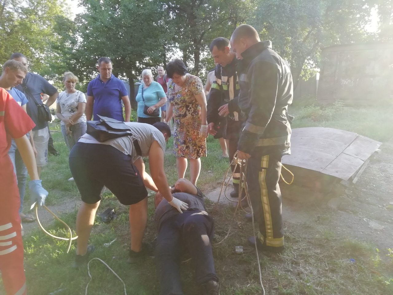 В Харькове двое мужчин в погребе упали в обморок от запаха краски