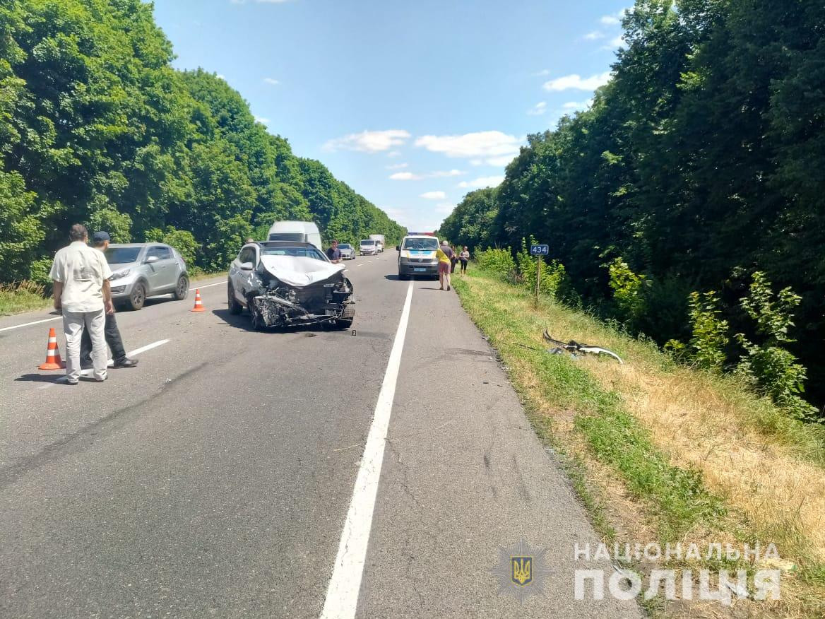 Под Харьковом в результате столкновения иномарки и микроавтобуса погиб мужчина