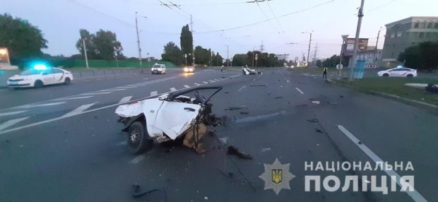 На Московском проспекте в результате автокатастрофы "девятку" разорвало на части
