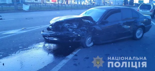 На Московском проспекте в результате автокатастрофы "девятку" разорвало на части